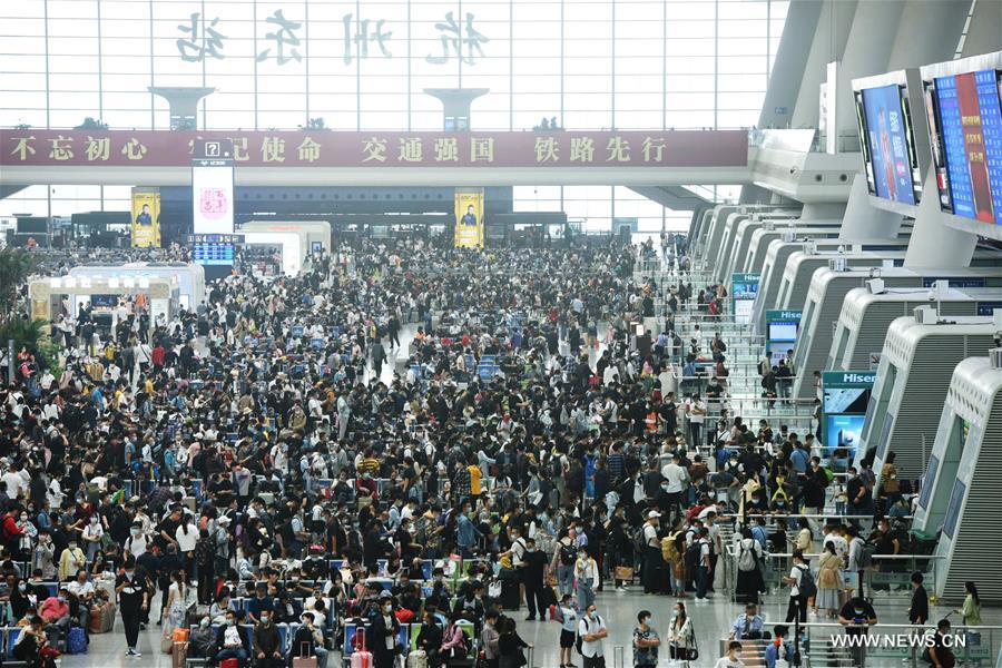 الصين تشهد زيادة في رحلات القطارات مع اقتراب انتهاء العطلة الوطنية