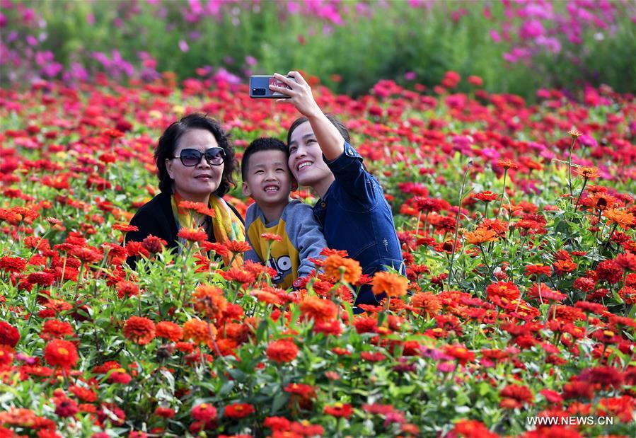 المواقع السياحية في بكين استقبلت 13.8 مليون زائر وحققت ارتفاعاً في إيراداتها خلال عطلة العيد الوطني