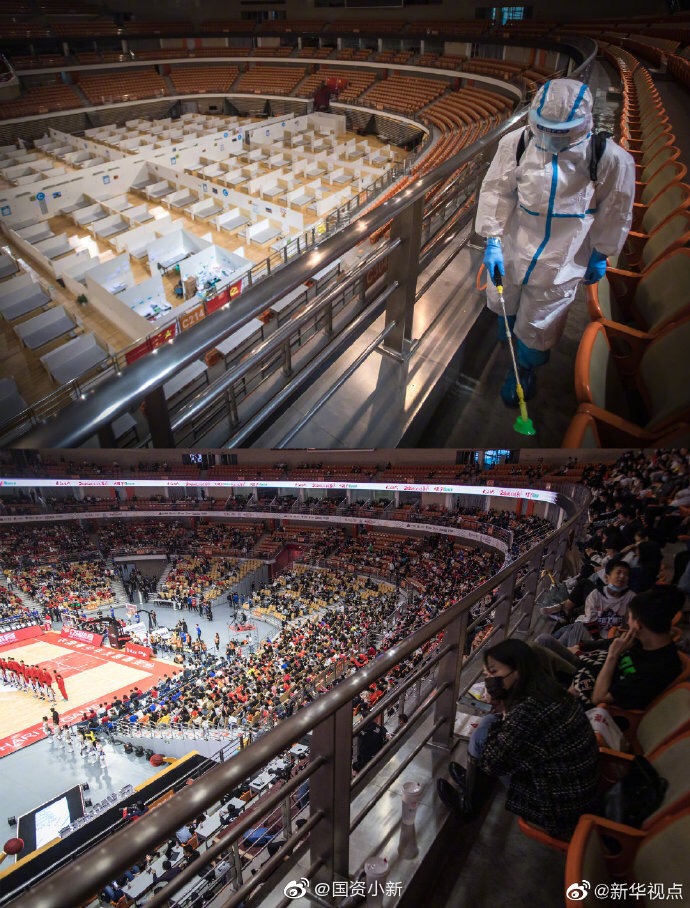 صور مقارنة.. إعادة افتتاح مركز ووهان الرياضي الذي تحول إلى مستشفى مؤقت للمصابين بكوفيد-19