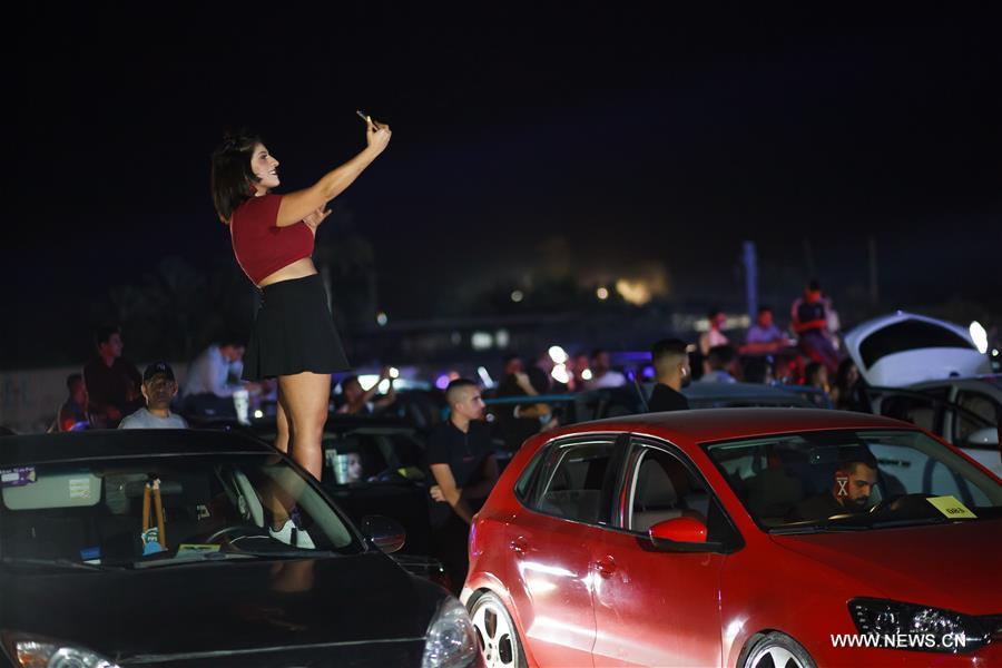 مقالة : فلسطينيون يحضرون مهرجانا للموسيقى من داخل سياراتهم في ظل تدابير كورونا