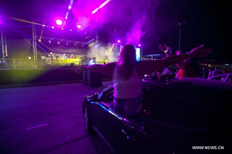 مقالة : فلسطينيون يحضرون مهرجانا للموسيقى من داخل سياراتهم في ظل تدابير كورونا