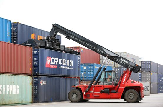تقرير: زيادة الصادرات والواردات الصينية بنسبة 0.7% خلال الأرباع الثلاثة الأولى من هذا العام