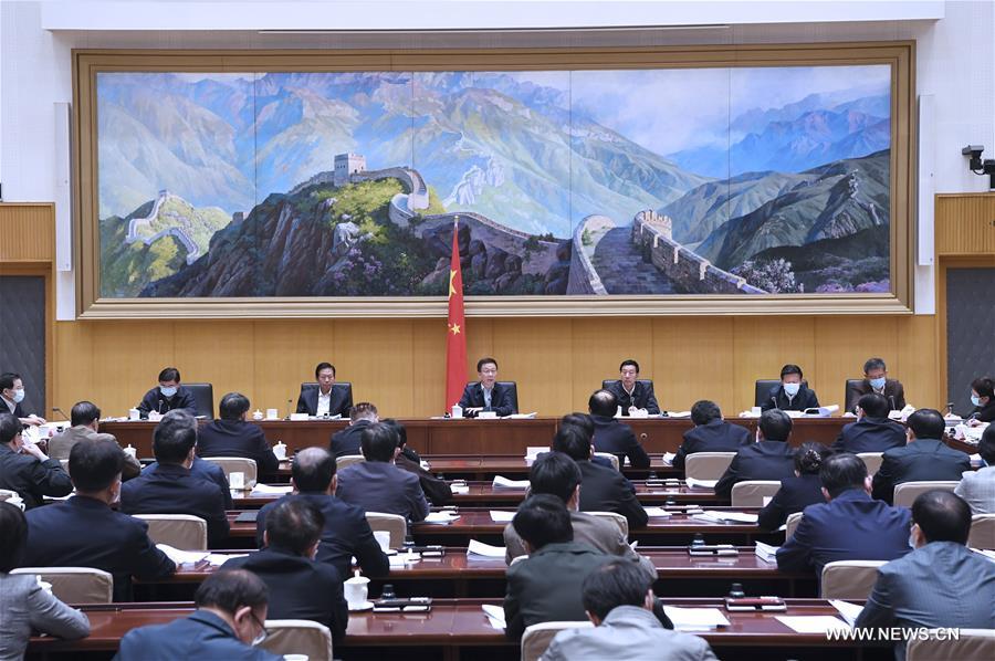 نائب رئيس مجلس الدولة الصيني يشدد على تحسين بيئة الأعمال