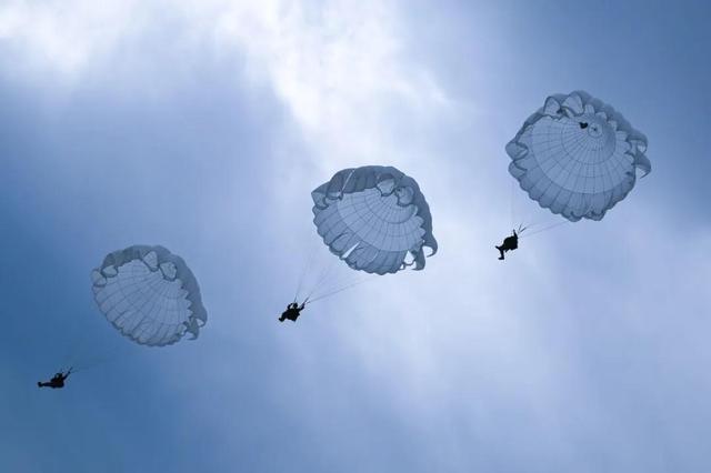 جنديات الحرب الخاصة يتدربن على القفز بالمظلات على 800 متر