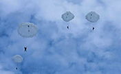 جنديات الحرب الخاصة يتدربن على القفز بالمظلات على 800 متر