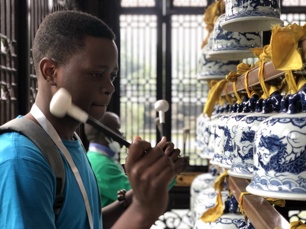 الشباب الأفارقة يجربون ثقافة الخزف الصيني في جينغدهتشن