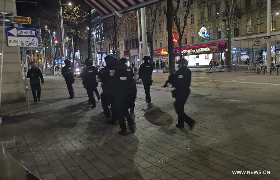 وزير الداخلية: حوادث إطلاق النار وسط فيينا تبدو إرهابية