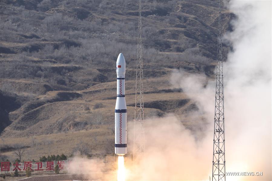 الصين ترسل 13 قمرا صناعيا إلى المدار بصاروخ واحد