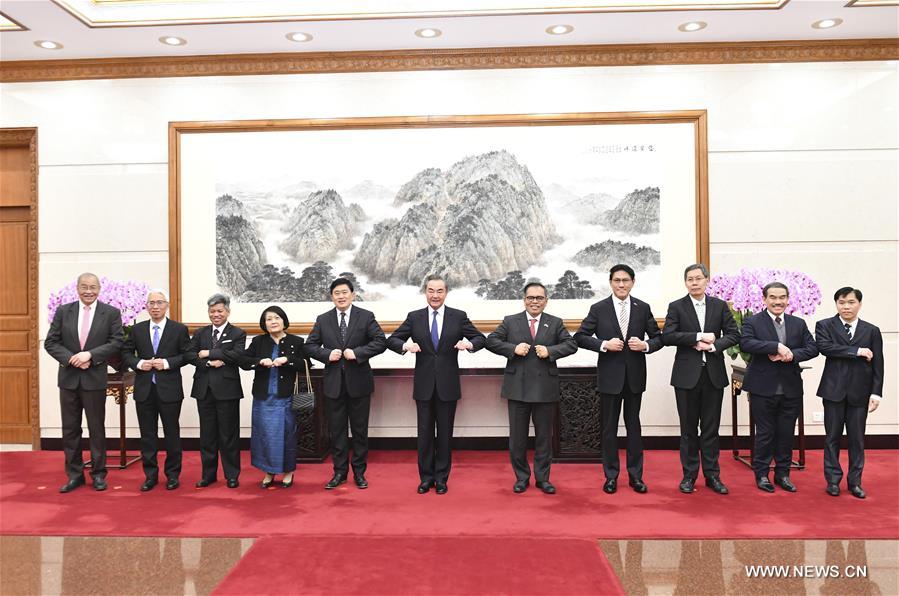 وزير الخارجية الصيني يلتقي مبعوثين دبلوماسيين للآسيان