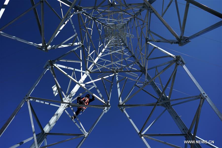 صيانة الأبراج الكهربائية على ارتفاع 5548 مترا في منطقة التبت بالصين