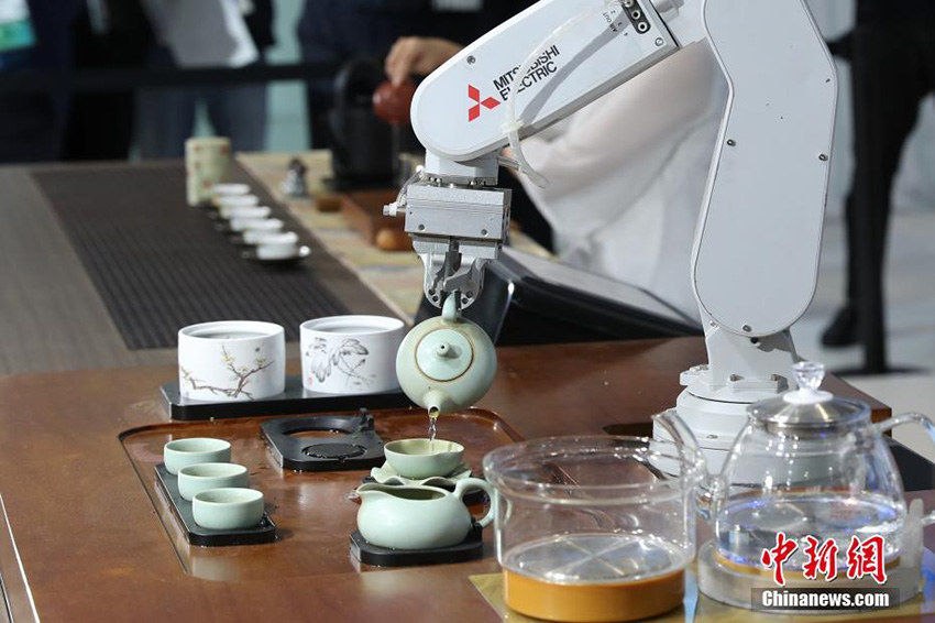 معرض الاستيراد.. روبوت يقلد حركة الانسان لاعداد الشاي