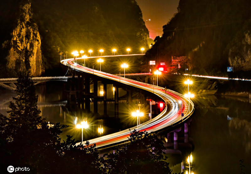 أجمل طريق فوق الماء في الصين يدخل أفضل فترة مشاهدة خلال الخريف الذهبي