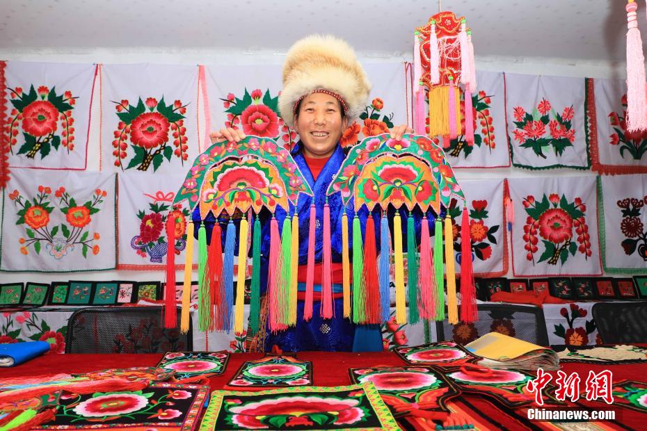 جمال وإبداع.. نساء تبتيات يبدعن في التطريز اليدوي