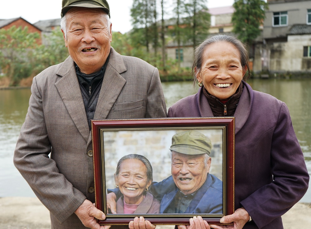 فريق تصوير يتطوع لالتقاط صور تذكارية للمزارعين