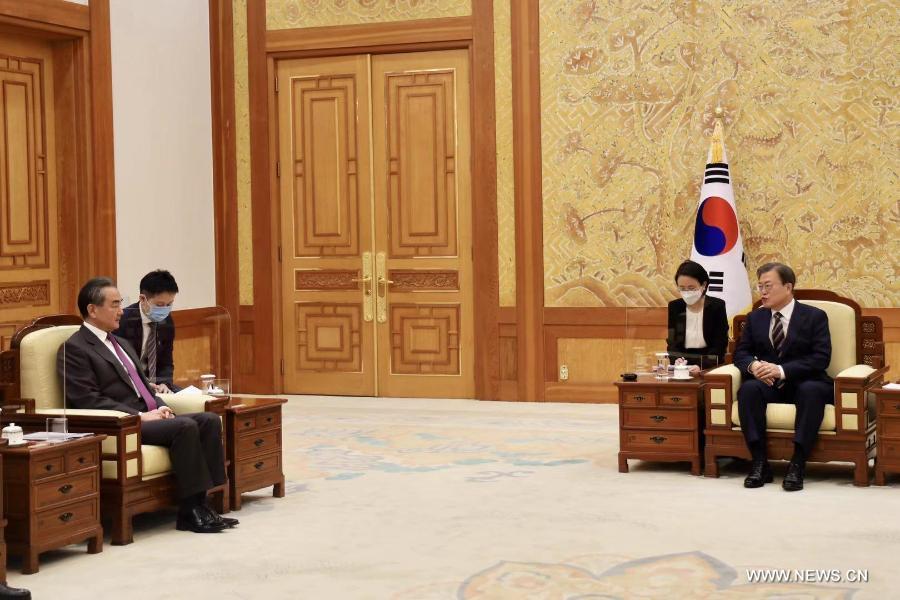 رئيس كوريا الجنوبية ووزير الخارجية الصيني يتعهدان بتعزيز التعاون الثنائي