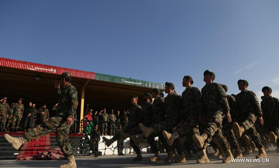 انضمام 1279 شابا أفغانيا، من بينهم 200 امرأة، إلى الجيش