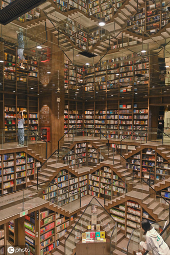 فنٌ وفخامةٌ وحداثةٌ .. أجمل مكتبة في تشونغتشينغ