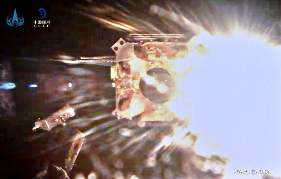 إقلاع مركبة فضائية صينية من على سطح القمر وعليها عينات منه