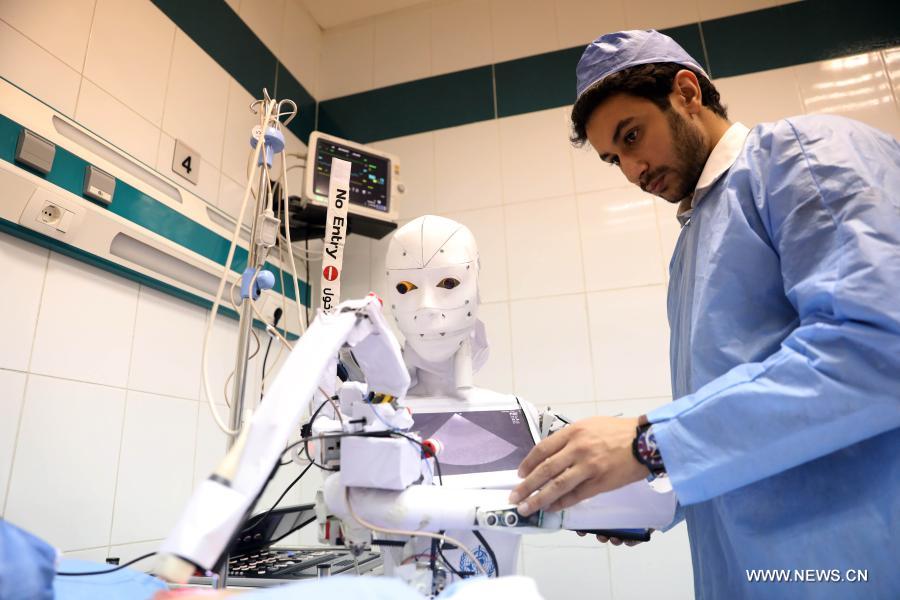 تحقيق إخباري: مخترع مصري يختبر روبوتا لتشخيص كوفيد-19