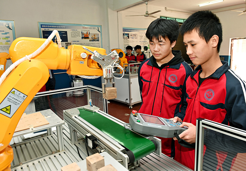 الصين تخطط لزيادة الالتحاق بالكلية المهنية بمقدار مليونين في 2020-2021