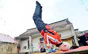 معمر صيني يمارس حركات رياضية صعبة بمعدات ذاتية الصنع