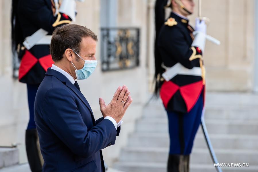 عزل رئيس الوزراء الفرنسي بعد إصابة ماكرون بـ