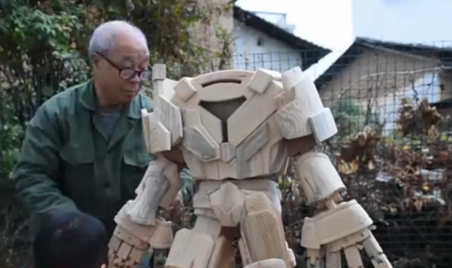 بدون مسمار.. نجار صيني عجوز يصنع النسخة الصينية من كرتون المحولات