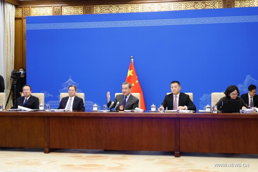 وزير الخارجية الصيني يعقد اجتماعًا بالفيديو مع جمعية آسيا في الولايات المتحدة