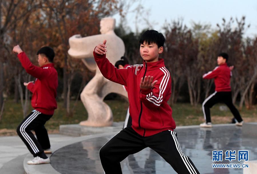 تشينجياغو ، مسقط رأس رياضة تايجيتشوان في الصين ، تجذب المشجعين من جميع أنحاء العالم