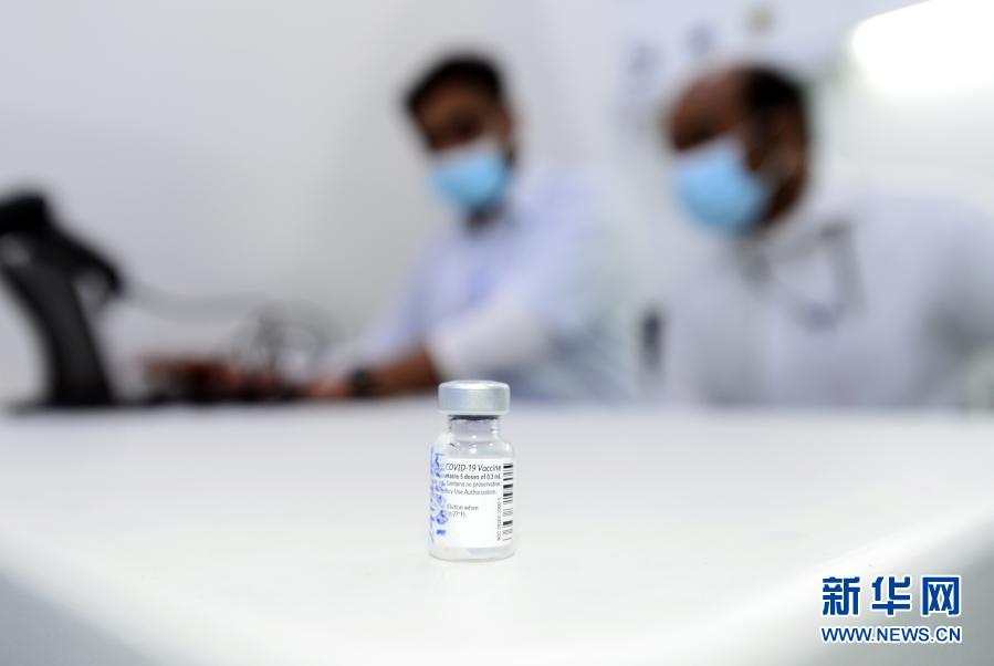 رئيس الوزراء الكويتي يتلقى أول جرعة من لقاح كورونا مع بدء حملة واسعة للتطعيم