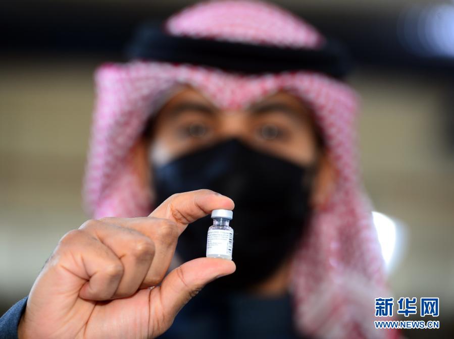 رئيس الوزراء الكويتي يتلقى أول جرعة من لقاح كورونا مع بدء حملة واسعة للتطعيم
