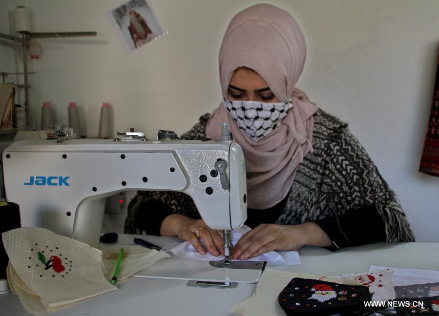 سيدات من غزة مصابات بالسرطان يطرزن كمامات طبية لأعياد الميلاد