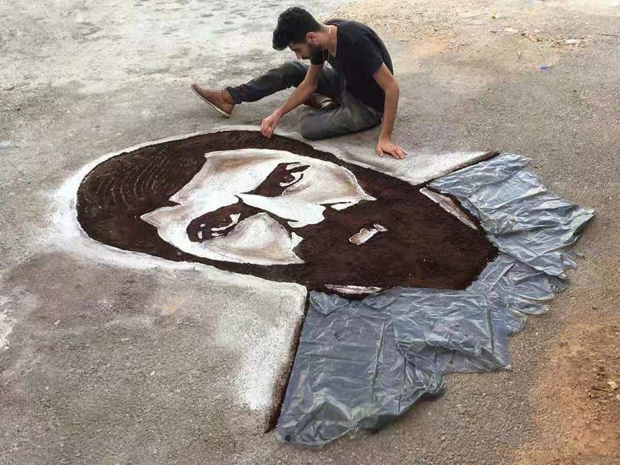تحقيق إخباري : شاب سوري يرسم بالغبار لوحات جميلة ويطمح لدخول موسوعة 