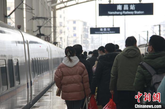 الصين تشهد قفزة في السفر بالقطارات خلال عطلة رأس السنة الجديدة