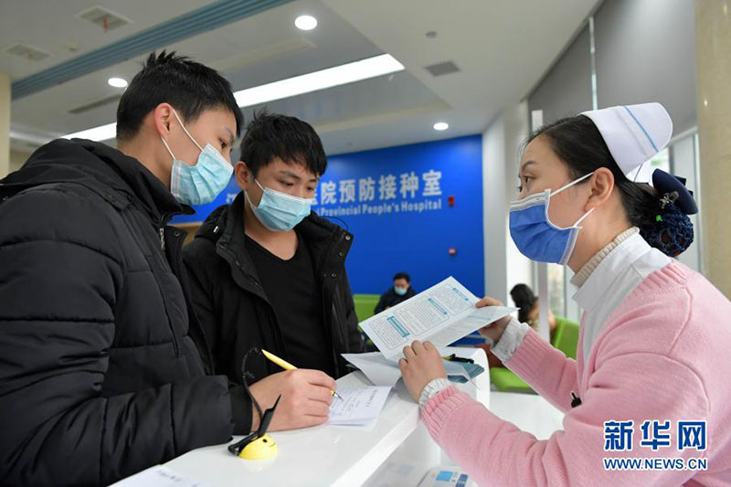تقرير إخباري: الصين تتعهد بالسلامة والفعالية وسط إجراءات التطعيم في جميع أنحاء البلاد