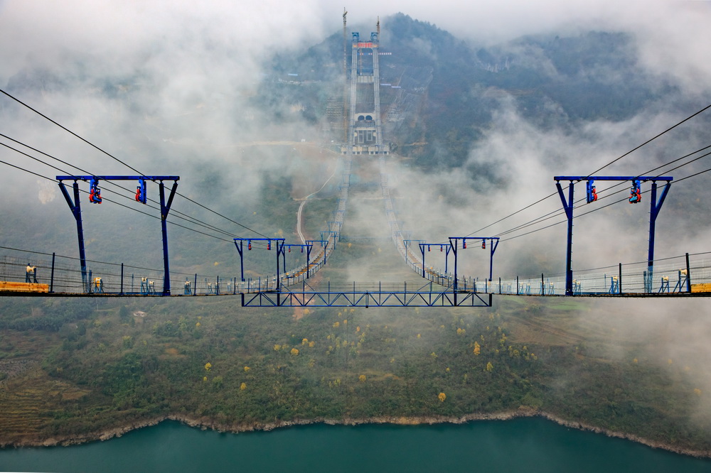 بناء الكابل الرئيسي لجسر بحيرة كايتشو في قويتشو وسط الغيوم والضباب