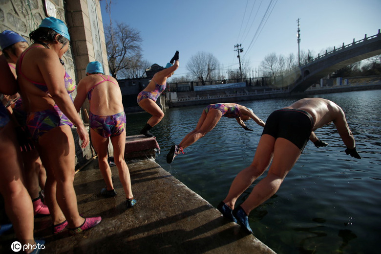 أدنى درجة حرارة في القرن 21 بمدينة بكين لم تمنع محبي السباحة الشتوية من النزول إلى الماء