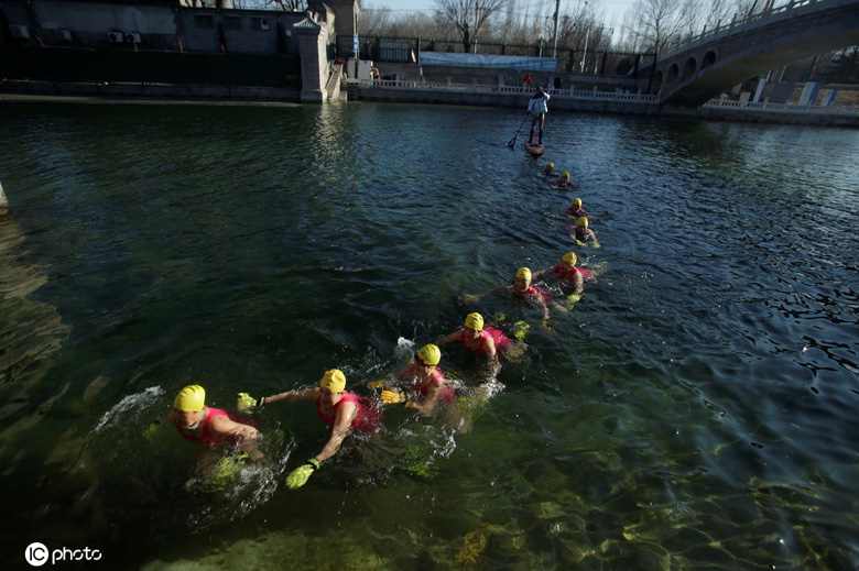 أدنى درجة حرارة في القرن 21 بمدينة بكين لم تمنع محبي السباحة الشتوية من النزول إلى الماء