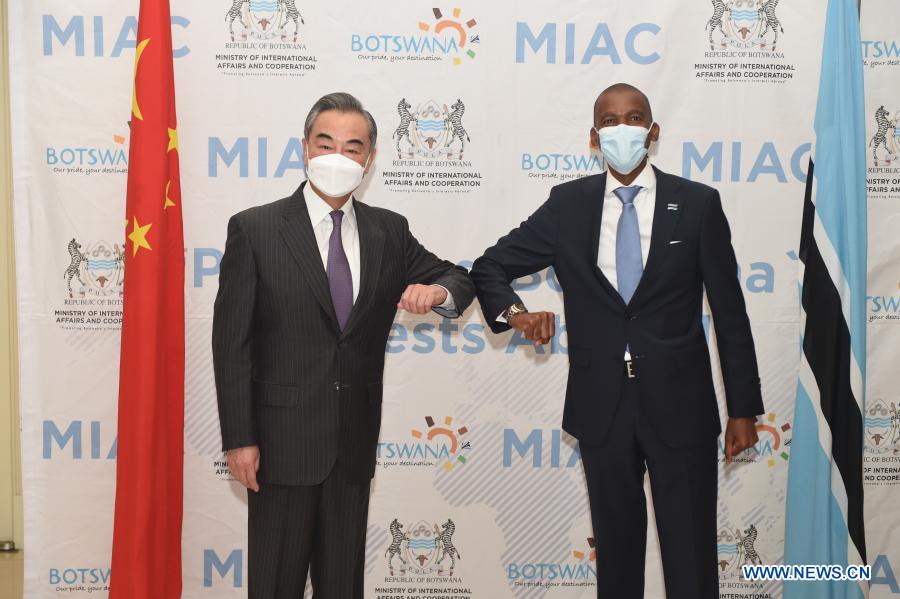 وزير الخارجية الصيني يجري محادثات مع نظيره البوتسواني حول التعاون الثنائي