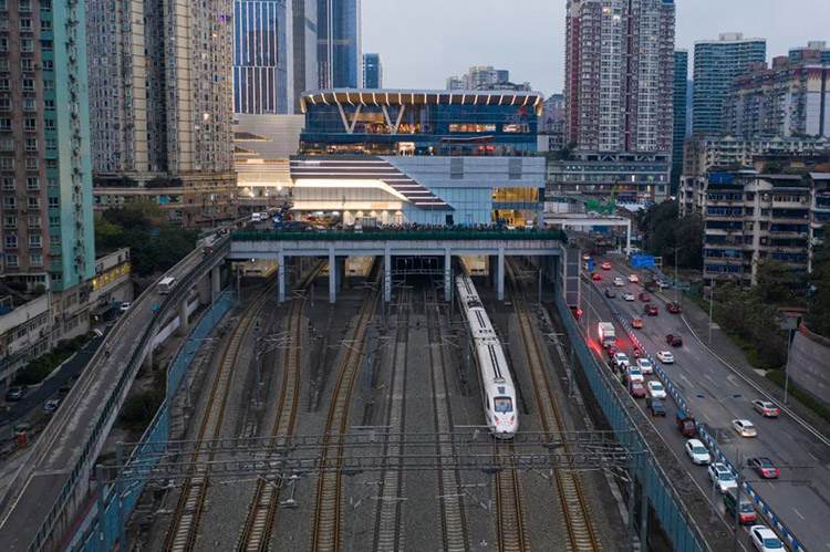 بناء مجمع تجاري فوق سكك الحديدية عالية السرعة في تشونغتشينغ