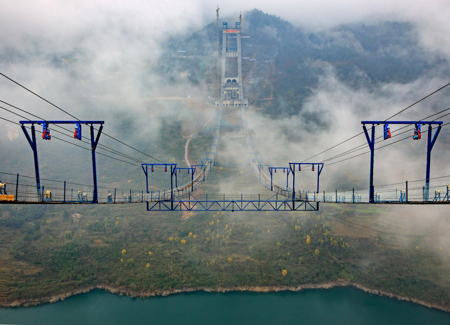 بناء الكابل الرئيسي لجسر بحيرة كايتشو في قويتشو وسط الغيوم والضباب