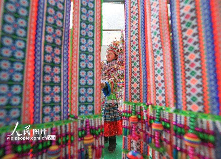 قومية مياو تنشغل في صناعة الأزياء التقليدية ترحيبا بالعام الجديد
