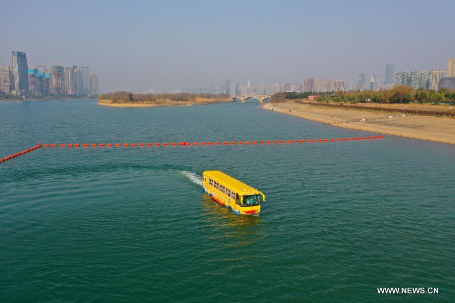 ظهور مركبة برمائية في مدينة تشانغشا بوسط الصين