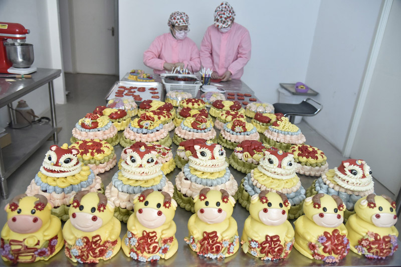 مع اقتراب عيد الربيع...ارتفاع الطلب من داخل وخارج الصين على كعكة الزهور