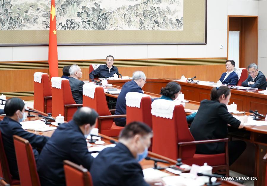 رئيس مجلس الدولة الصيني يشدد على أهمية الجهود الرامية إلى تحسين معيشة الشعب