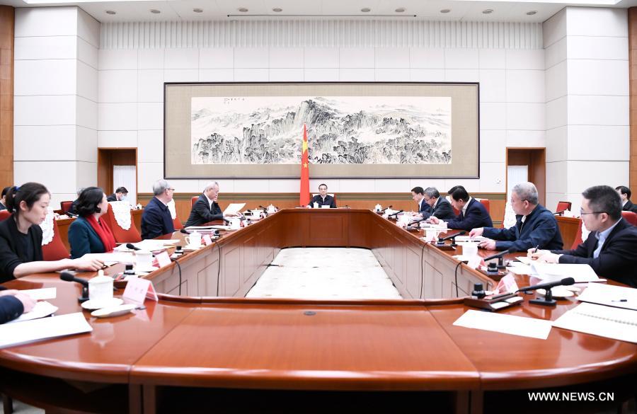 رئيس مجلس الدولة الصيني يشدد على أهمية الجهود الرامية إلى تحسين معيشة الشعب