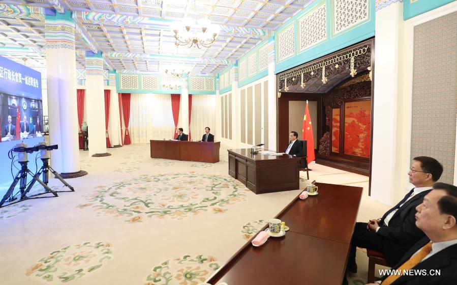 رئيس مجلس الدولة الصيني يستمع إلى تقرير عمل من الرئيس التنفيذي لمنطقة ماكاو الإدارية الخاصة