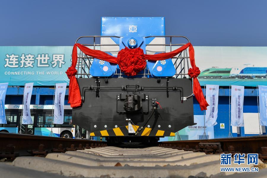 أول قاطرة هجينة تعمل بوقود الهيدروجين في الصين تخرج من خط التجميع في داتونغ، شانشي