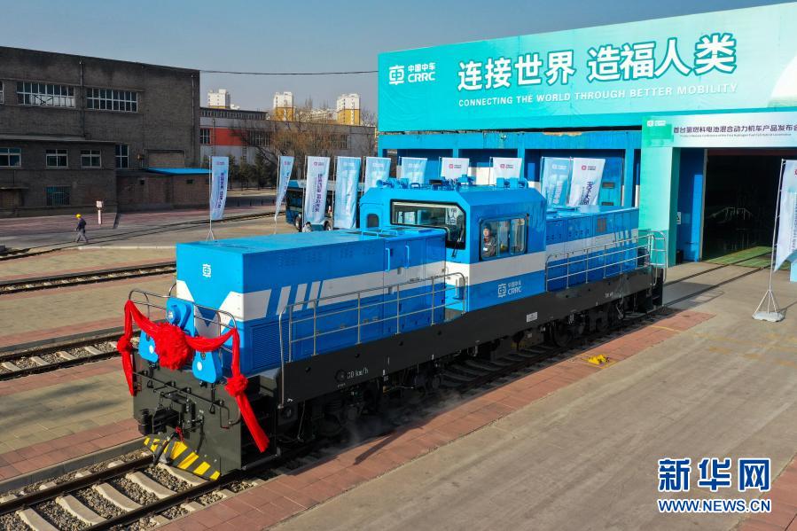 أول قاطرة هجينة تعمل بوقود الهيدروجين في الصين تخرج من خط التجميع في داتونغ، شانشي