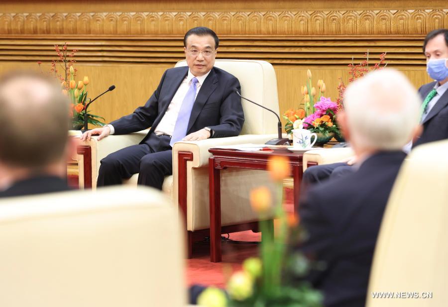 رئيس مجلس الدولة الصيني يعقد ندوة مع خبراء أجانب في الصين